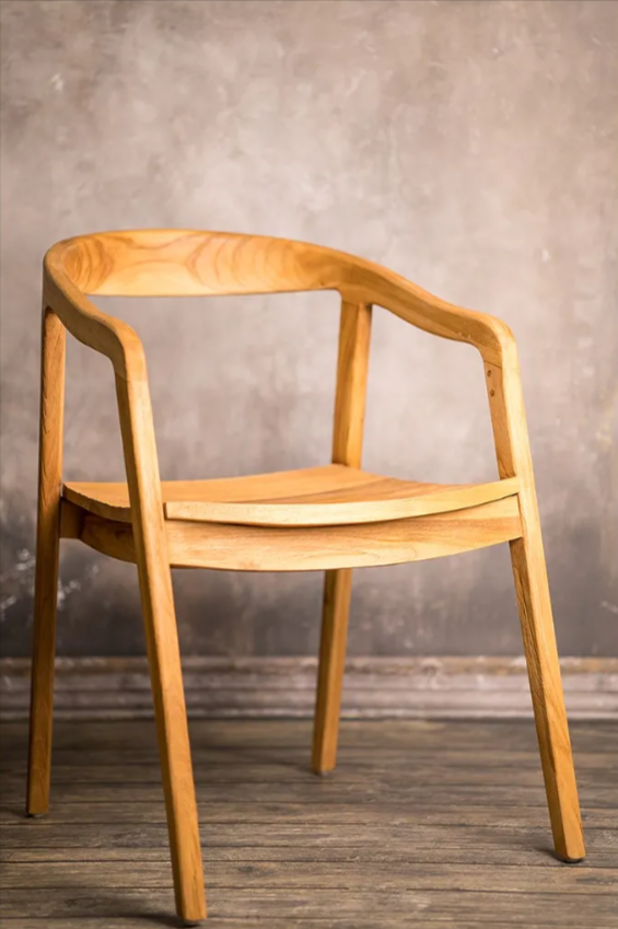 Jak dbać o krzesła drewniane? 3 proste sposoby na zachowanie wyglądu i trwałości drewnianych mebli