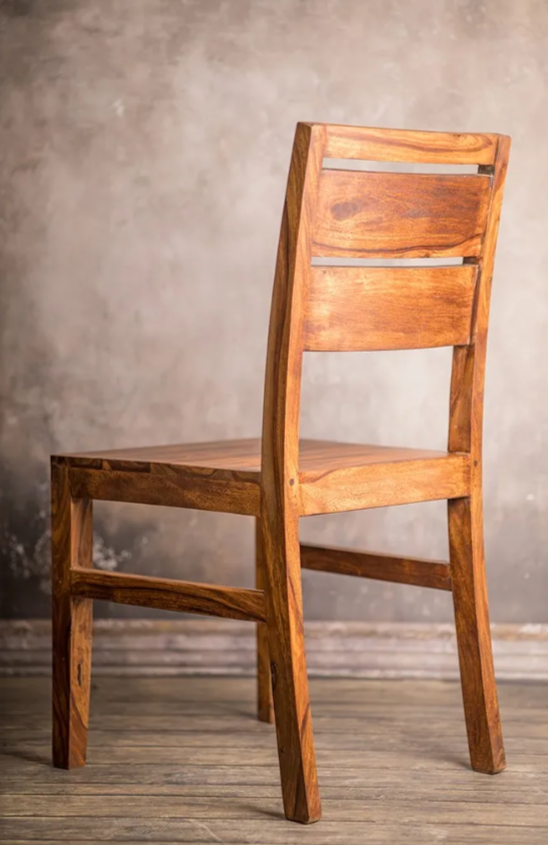 Jak dbać o krzesła drewniane? 3 proste sposoby na zachowanie wyglądu i trwałości drewnianych mebli