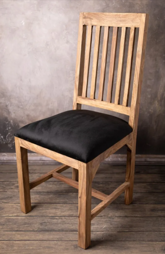 Jak dbać o krzesła drewniane? 3 proste sposoby na zachowanie wyglądu i trwałości drewnianych mebli