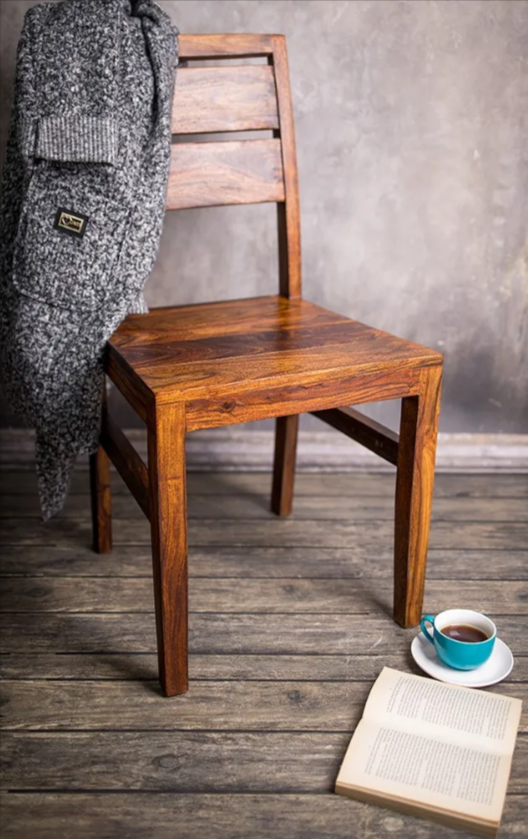 Jak dbać o krzesła drewniane? 3 proste sposoby na zachowanie wyglądu i trwałości drewnianych mebli