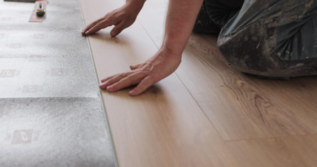 układanie podłogi z paneli winylowych